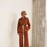CONJUNTO PARKA E CALÇA AVELUDADA CARAMELO