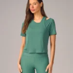 T-SHIRT CROPPED ASSIMETRICA
