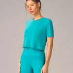 T-SHIRT COM ABERTURA E ESTAMPA - AZUL