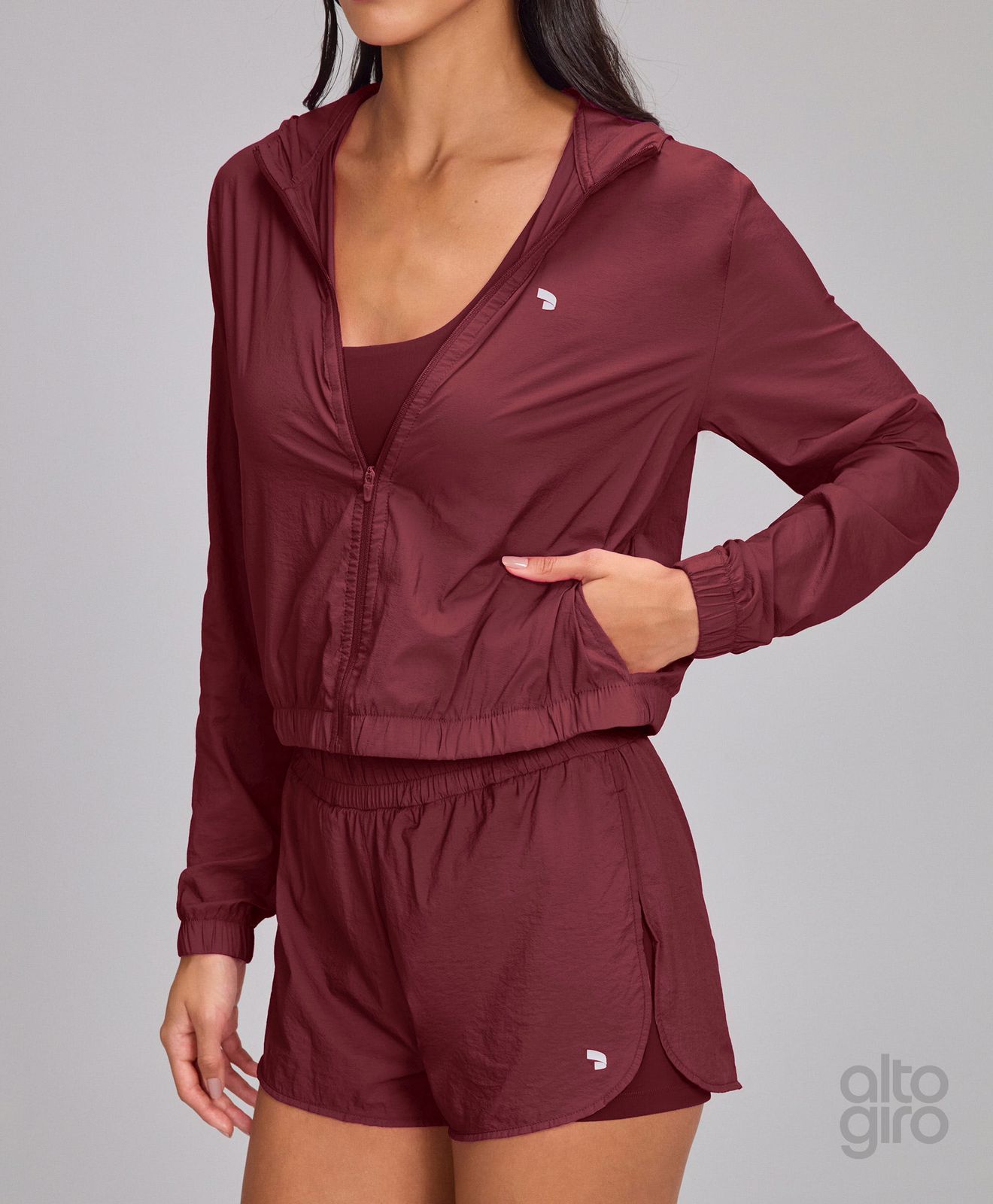 WhatsApp Image 2026-05-06 at 16.35.52 JAQUETA ETERNA CORTA VENTO COM CAPUZ – MARSALA - Imagem 1